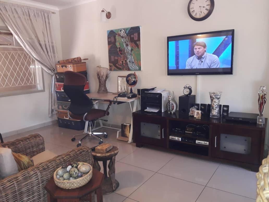 A New Earth Guest Lodge Francistown Extérieur photo